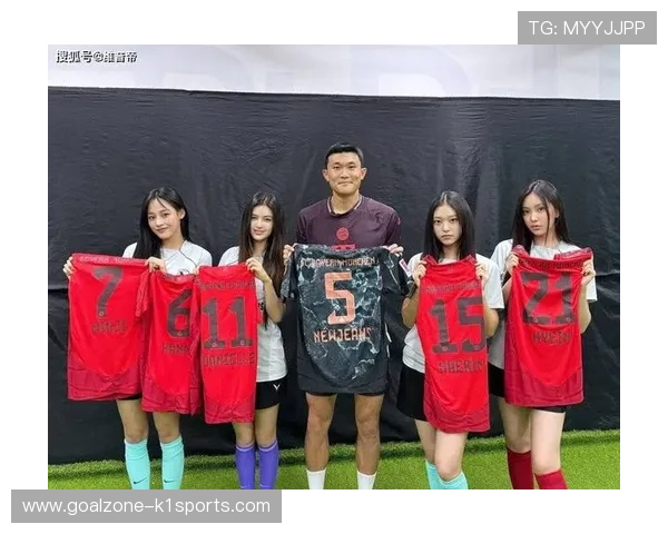 与足球明星合照的女性性格分析与社交魅力探秘 与足球明星合照的女性性格分析与社交魅力探秘