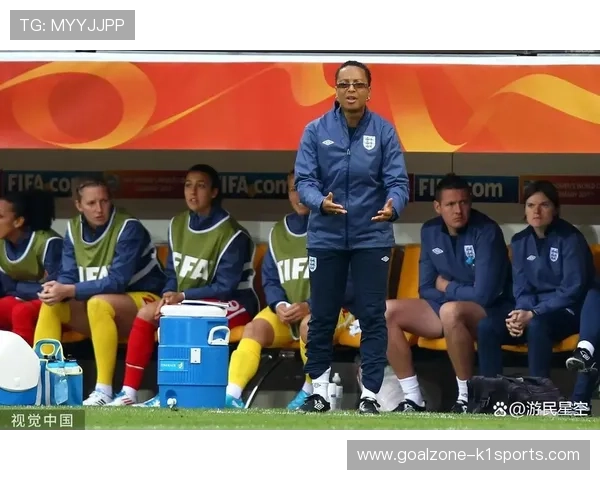 老一辈足球球星同台竞技精彩表演赛回顾展现经典技艺与情怀