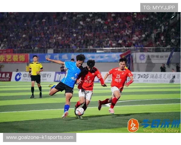 足球三人同庆滑跪展现激情时刻团结拼搏精神的完美诠释