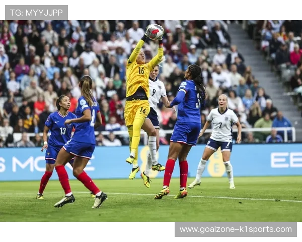 足球巨星同框精彩瞬间 9宫格完美呈现球场传奇与友谊的碰撞